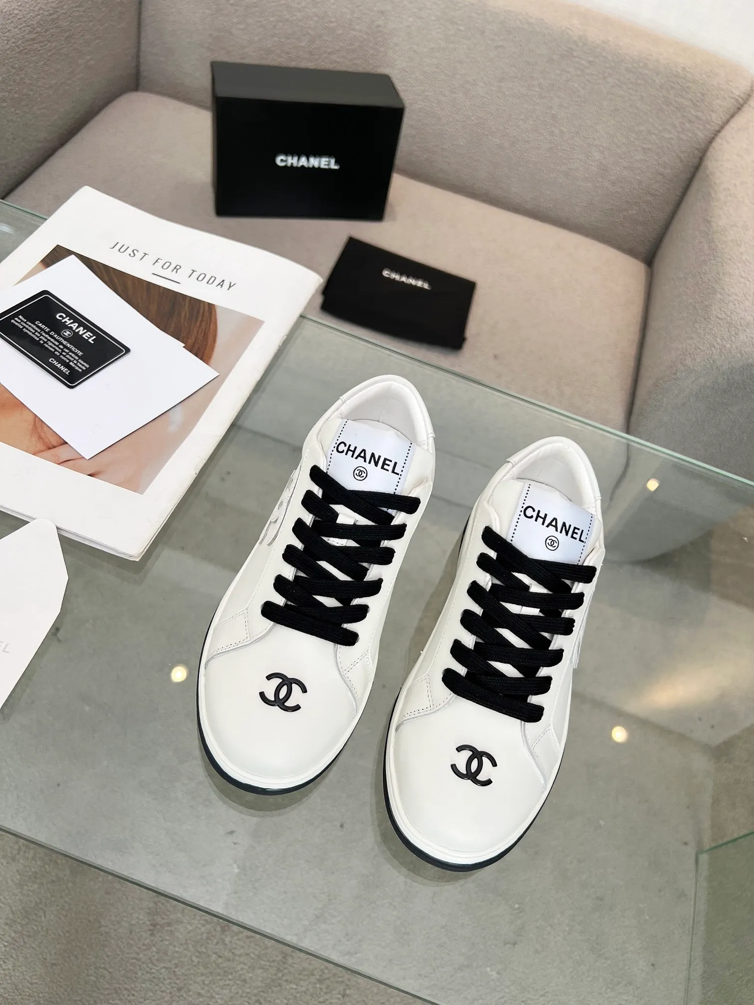 👟👟Ex-factory price 520👟👟Chanel Chanel 24SF latest model full leather panda color white shoes casual sports shoes skateboard shoes original purchase and development production Xiaoxiang C Home Another super popular item in the counter, loved by Internet celebrity bloggers and sisters, and various praises on social platforms. It is very popular, has a high texture, is breathable and super spring and summer. Seeing this issue always arouses the inner desire of girls for fashion. The latest suede material, classic black and white color, full of fashionable feeling on the feet, easy to care for. Fabric: Original customized imported cowhide material. Lining: Customized soft sheepskin lining. Sole: Original molded TPU non-slip outsole. Bottom thickness: 2.5CM. Size: Women's size 35-40 (custom-made sizes 40 are non-refundable)